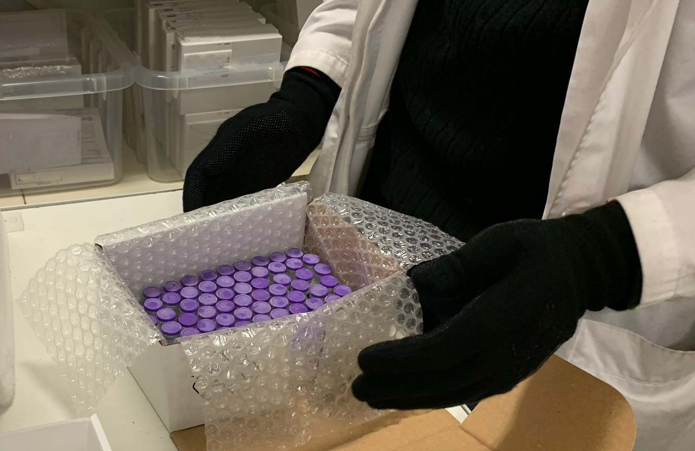 Corona-vaccinet från Astrazeneka får nu åter användas men i begränsad omfattning. Foto: Folkhälsomyndigheten