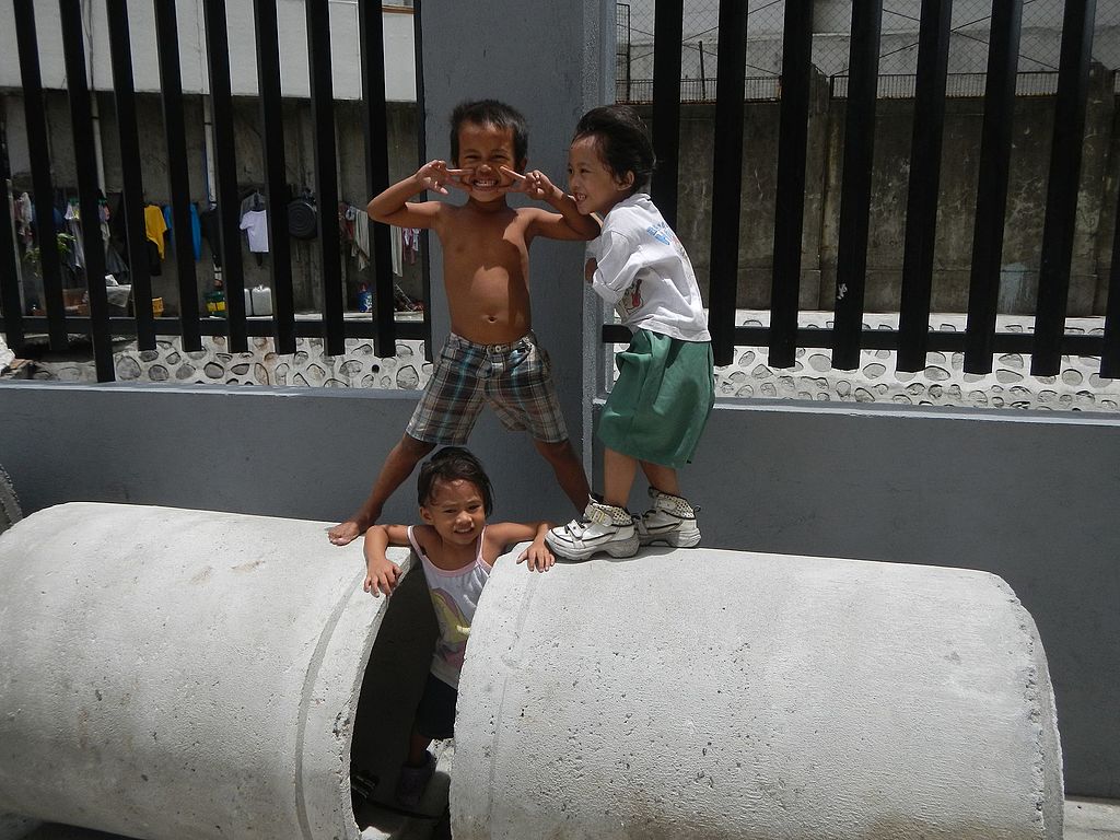 Barn som leker på Taft Avenue, Manila. Barna på bildet har ingenting med artikkelen å gjøre.